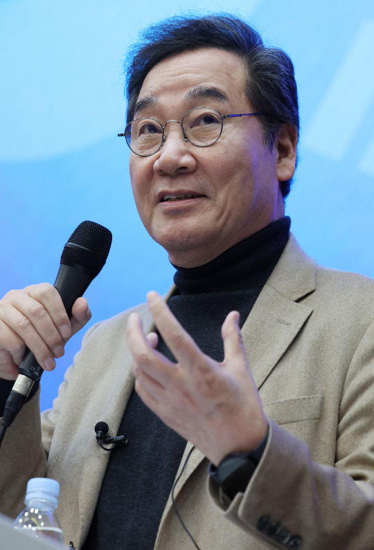 이낙연 전 국무총리가 6일 오후 서울 노원구 삼육대학교에서 '청년, 정치리더와 현대사회의 미래 바라보기'를 주제로 특강을 하고 있다.<연합뉴스>